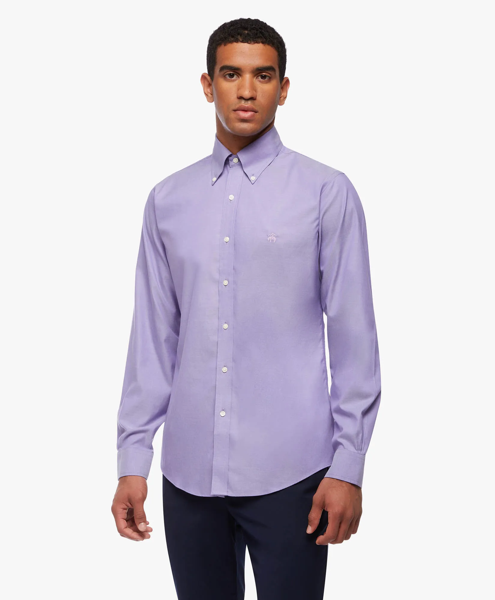 Camisa violeta regular fit non-iron de algodón elástico con cuello button down