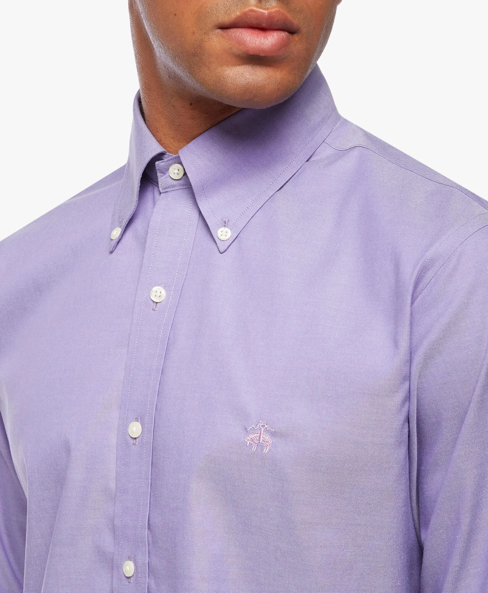 Camisa violeta regular fit non-iron de algodón elástico con cuello button down