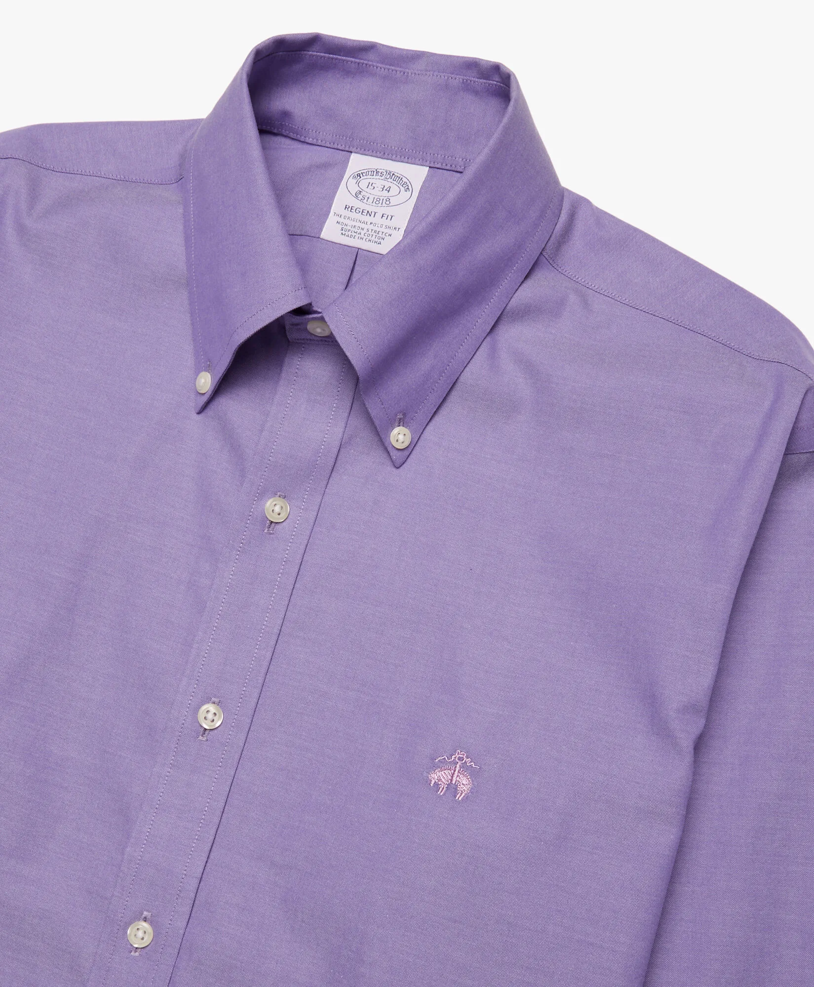 Camisa violeta regular fit non-iron de algodón elástico con cuello button down