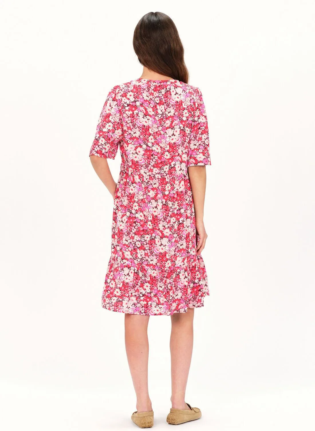 CAROLL RITTA1 - Vestido midi con cuello de pico y estampado floral en rosa