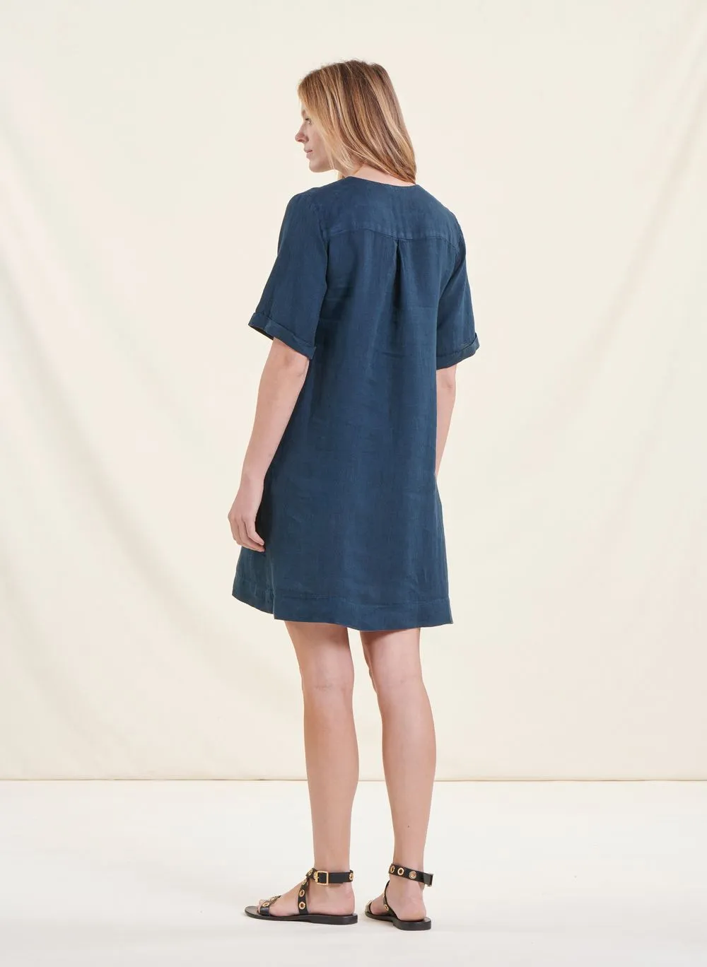 LA FEE MARABOUTEE Vestido recto de lino con cuello de pico en azul